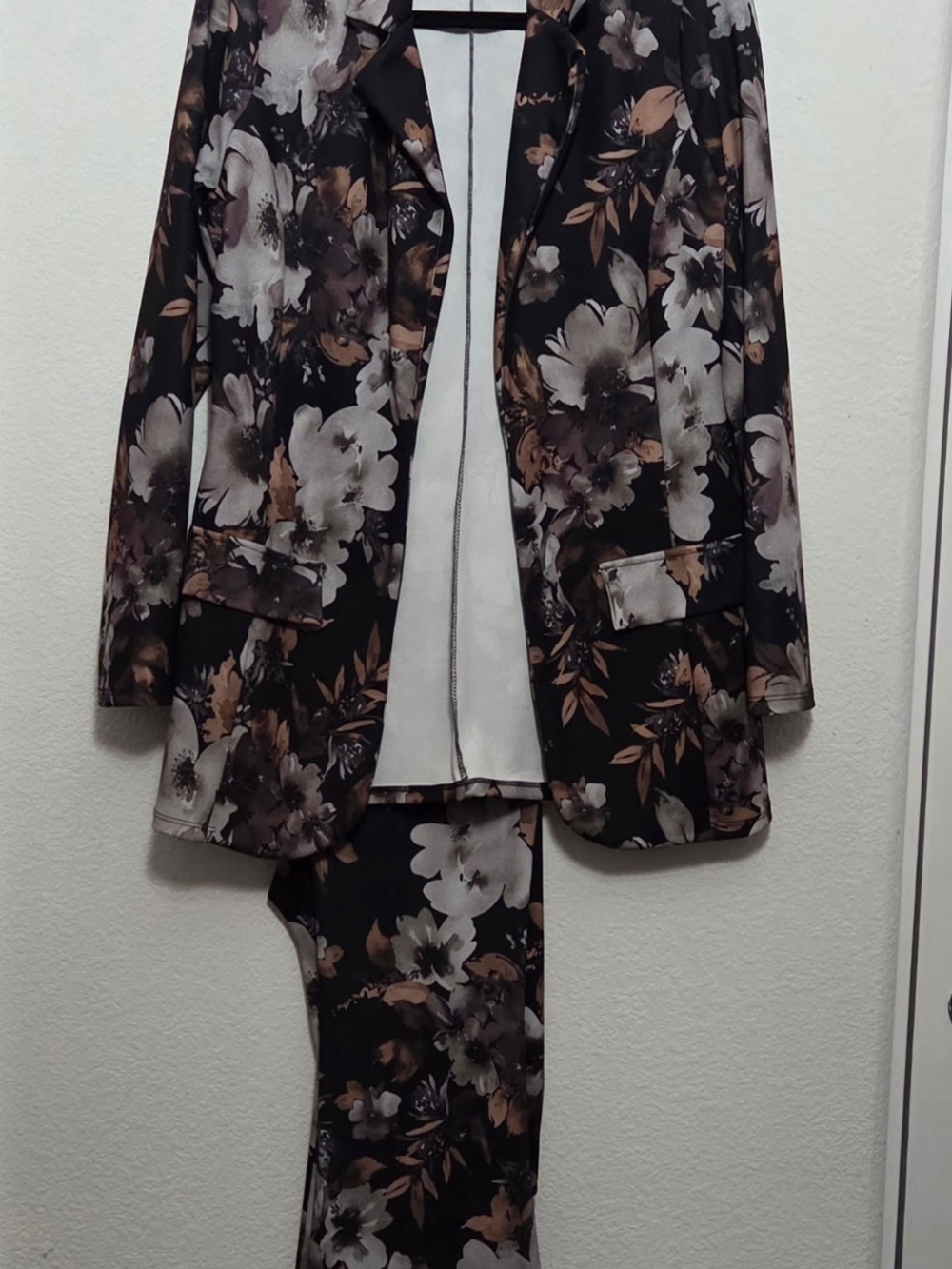 Fashion Nova Black Floral Blazer and Pants Set — Beige & White Blooms